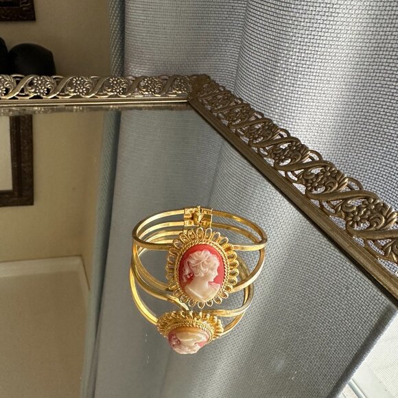 Vintage Cameo Clamper Bracelet Elegant Light - Picture 5 of 11